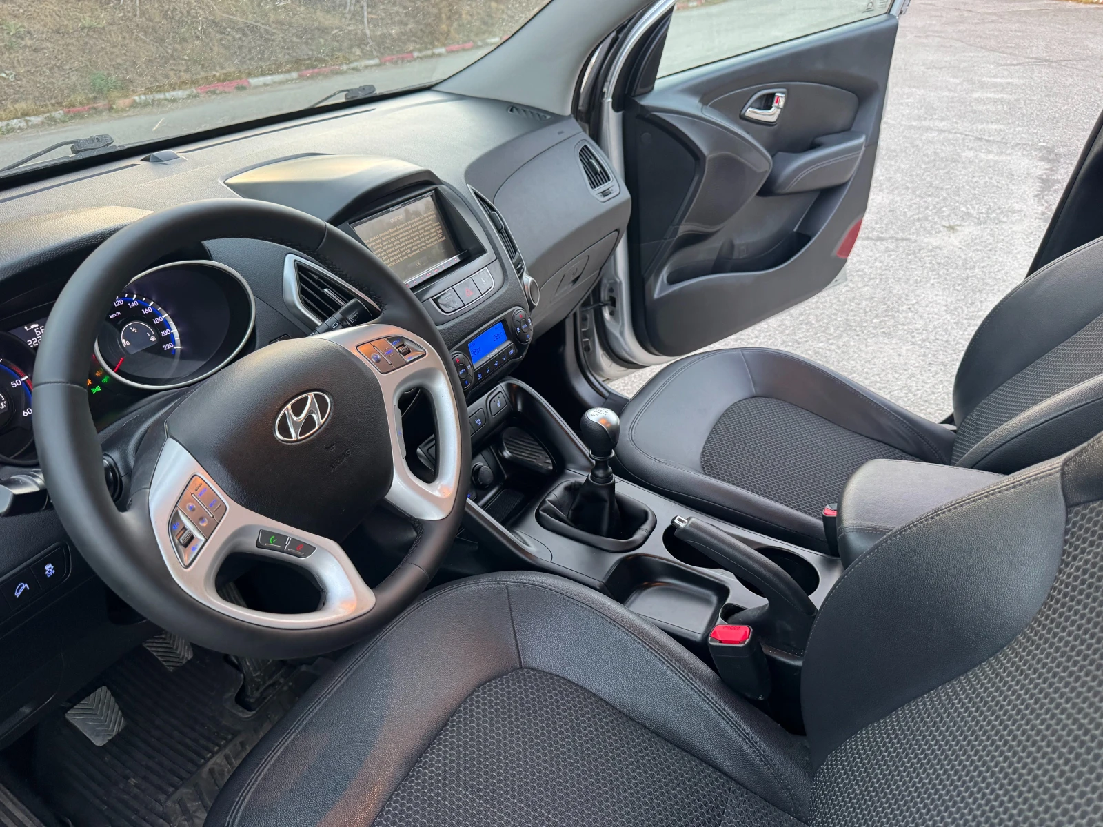 Hyundai IX35 2.0 CRDI 136HP 2WD, снимка 13 - Автомобили и джипове - 55982169