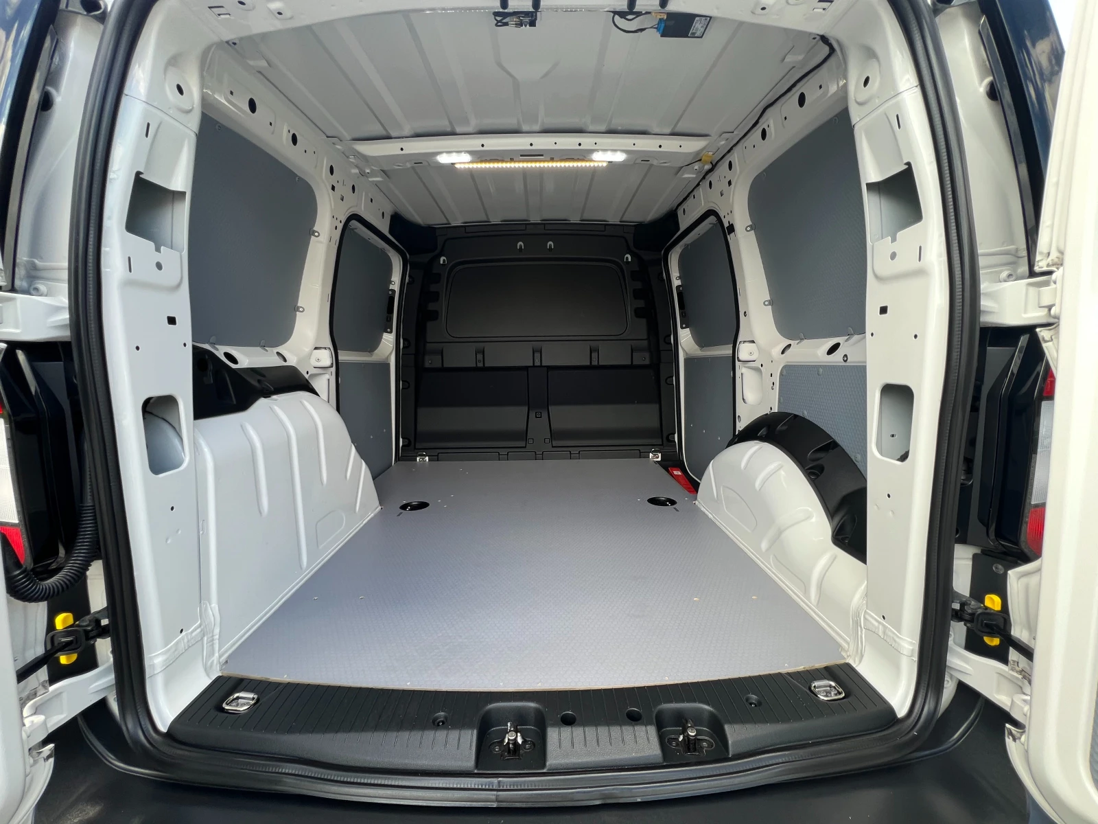 VW Caddy 2.0TDI 166939км./ДВЕ СТРАНИЧНИ ВРАТИ/ТОП СЪСТОЯНИЕ, снимка 11 - Бусове и автобуси - 54916119