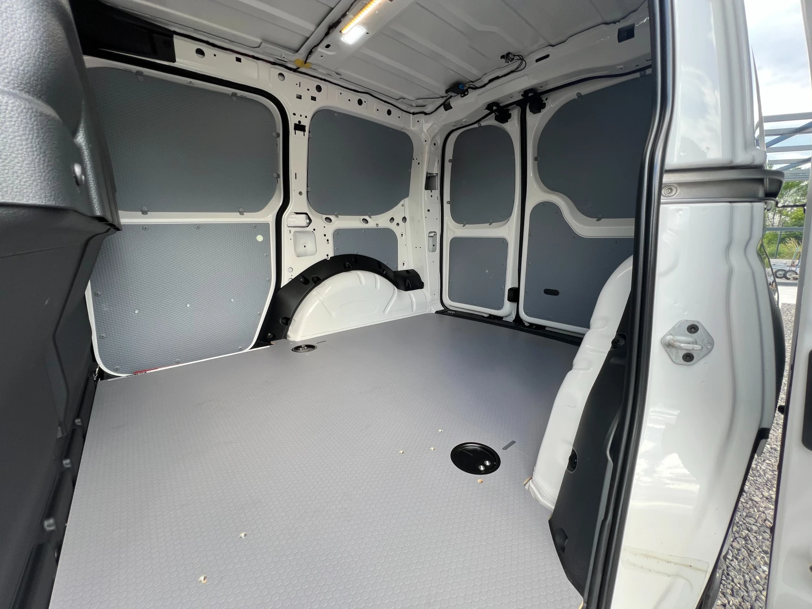 VW Caddy 2.0TDI 166939км./ДВЕ СТРАНИЧНИ ВРАТИ/ТОП СЪСТОЯНИЕ, снимка 9 - Бусове и автобуси - 54916119