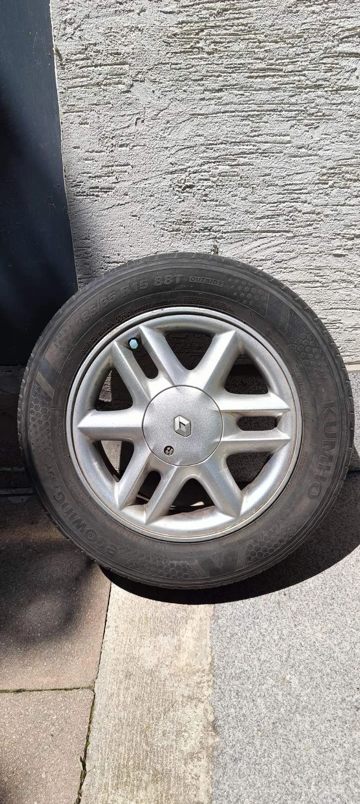 Гуми с джанти Kumho 185/65R15, снимка 1 - Гуми и джанти - 47383038