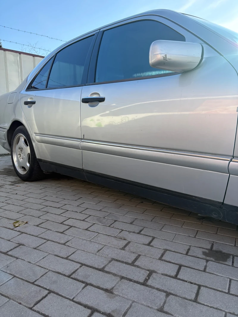 Mercedes-Benz E 200 Avantgarde, снимка 4 - Автомобили и джипове - 48013406