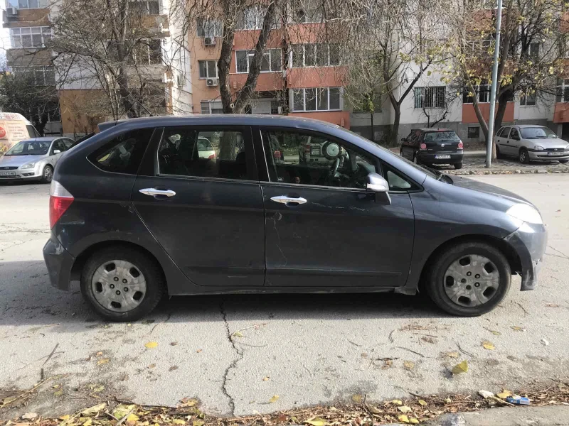 Honda Fr-v 1.7 Газ-инжекцион, снимка 4 - Автомобили и джипове - 48095803