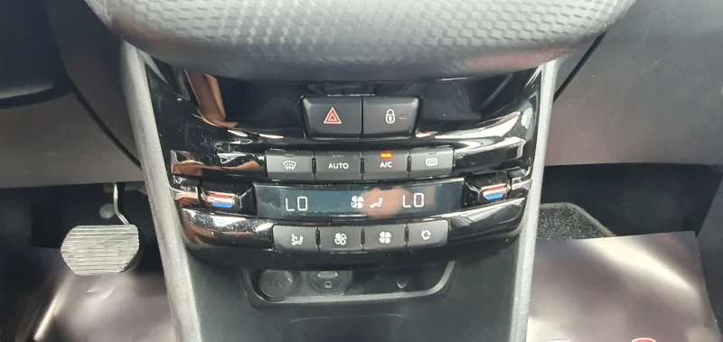 Peugeot 2008 1.6е-HDI ALLURE, снимка 17 - Автомобили и джипове - 51205619