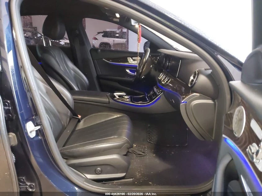 Mercedes-Benz E 300 4MATIC С РЕГИСТРАЦИЯ & АВТО КРЕДИТ , снимка 11 - Автомобили и джипове - 54032553