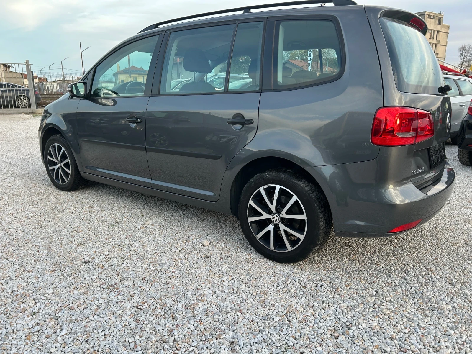 VW Touran, снимка 4 - Автомобили и джипове - 54780795