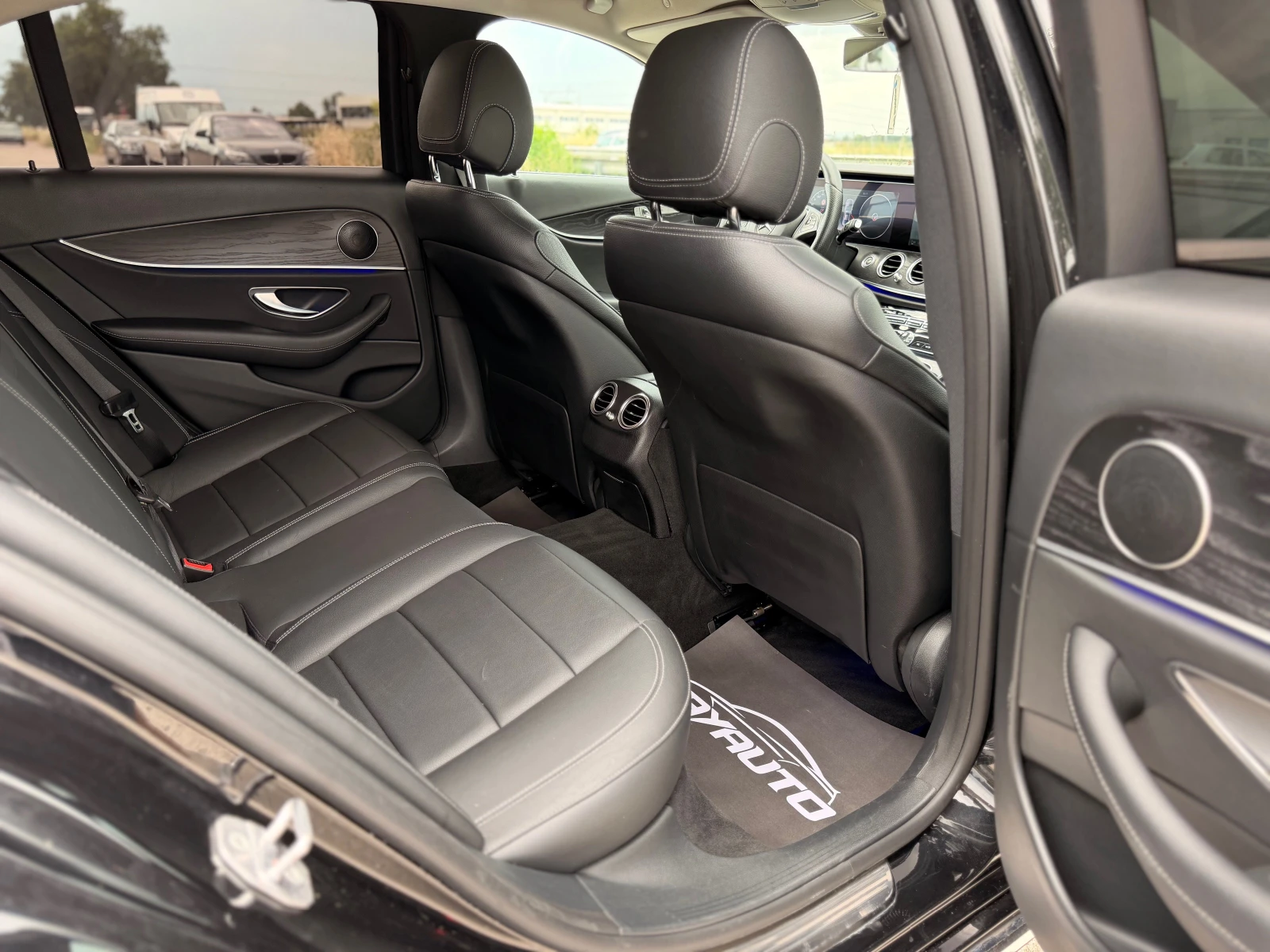 Mercedes-Benz E 350 d= Luxury= Distrnic= Keyless= HUD= 360* Камера= , снимка 13 - Автомобили и джипове - 55014966