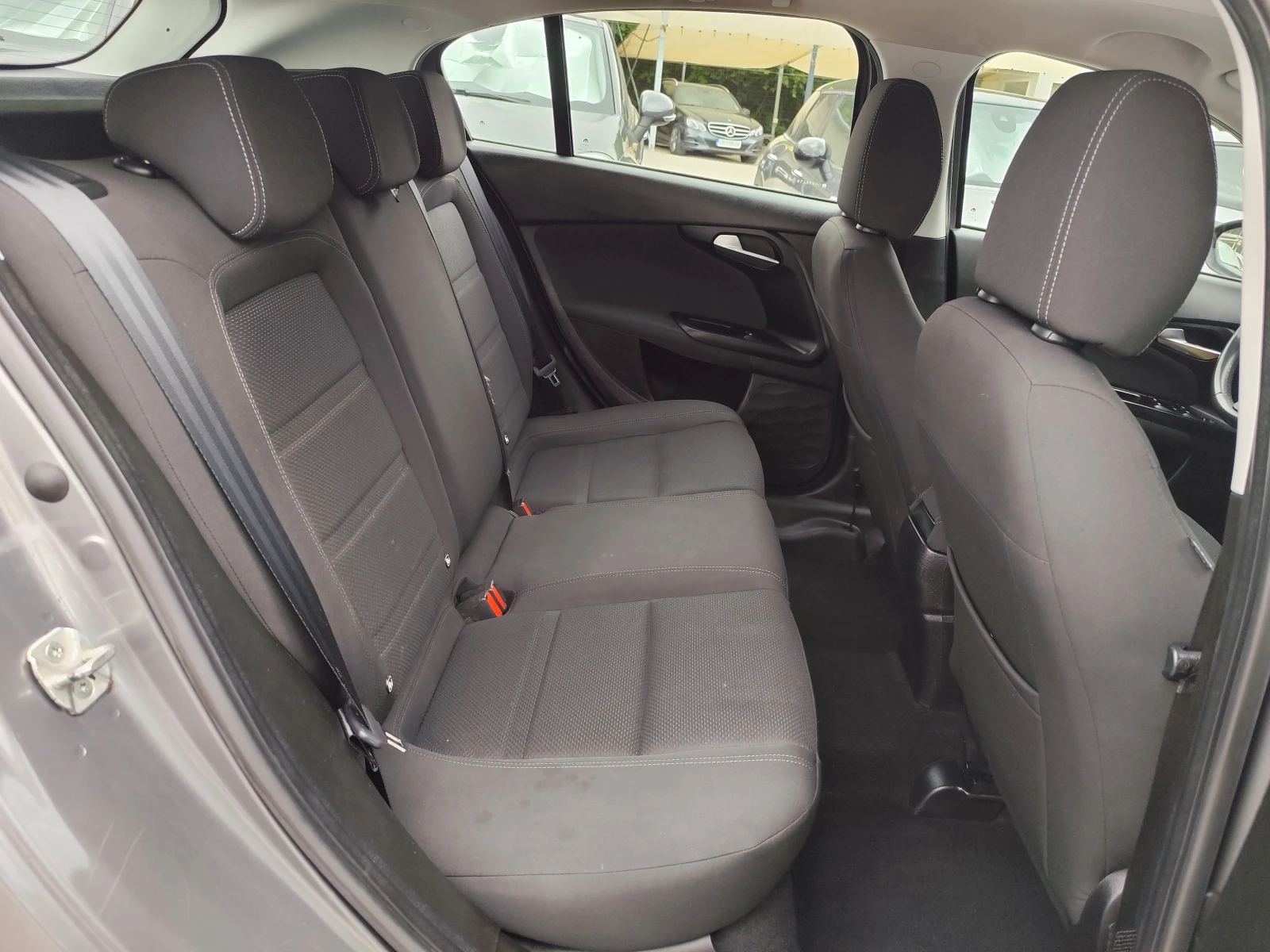 Fiat Tipo 1.6mJT* АВТОМАТИК* LED* NAVI* ЕURO 6D* , снимка 12 - Автомобили и джипове - 55404866