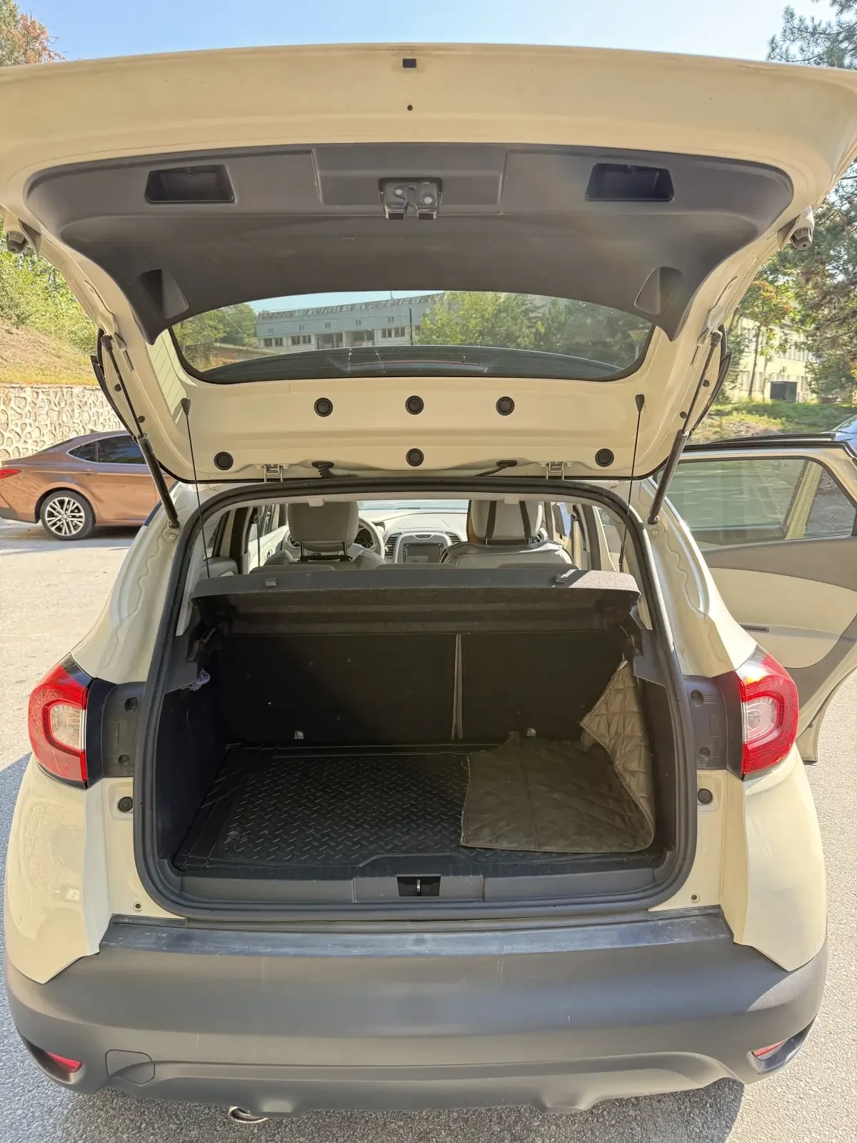Renault Captur, снимка 8 - Автомобили и джипове - 56151505