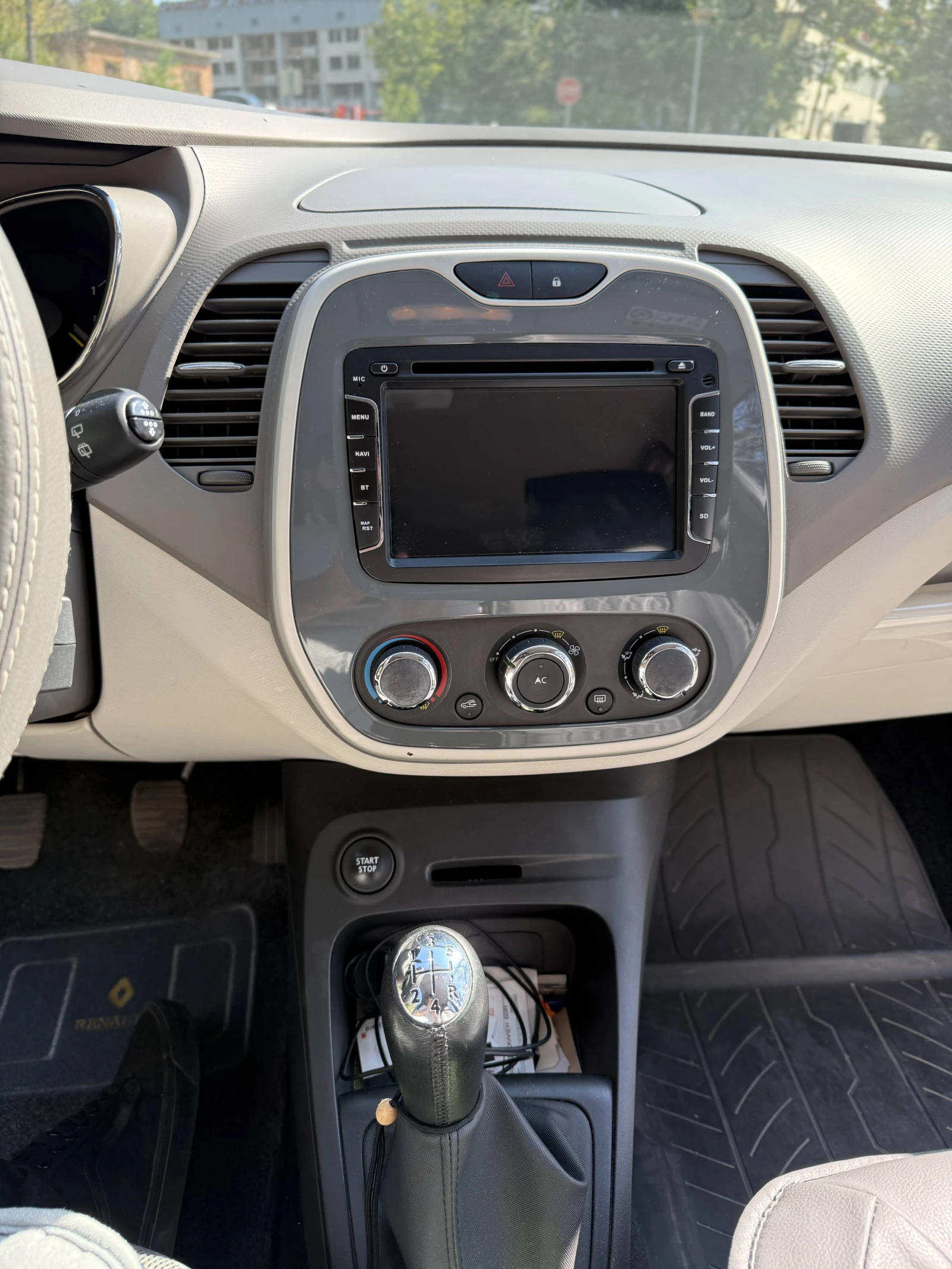 Renault Captur, снимка 11 - Автомобили и джипове - 56151505