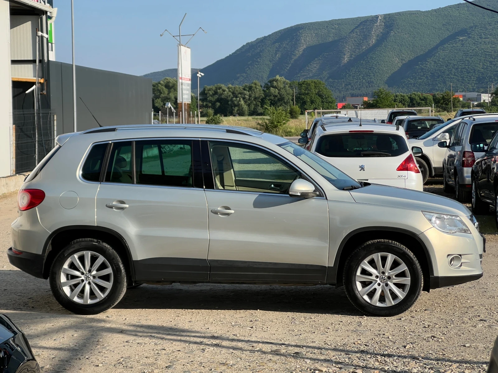 VW Tiguan 2.0TDI-140к.с./ 4х4/ Панорама/ Кожа/ Навигация, снимка 4 - Автомобили и джипове - 54803562