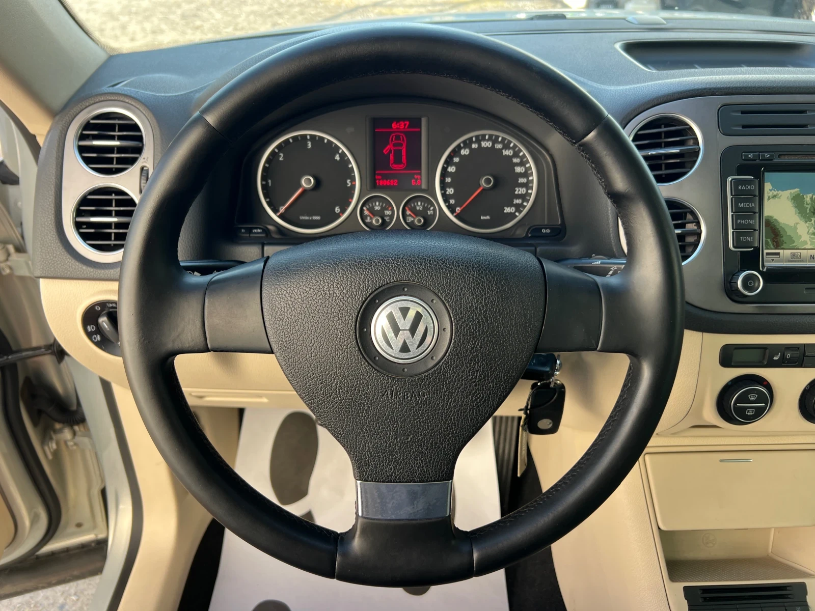VW Tiguan 2.0TDI-140к.с./ 4х4/ Панорама/ Кожа/ Навигация, снимка 13 - Автомобили и джипове - 54803562