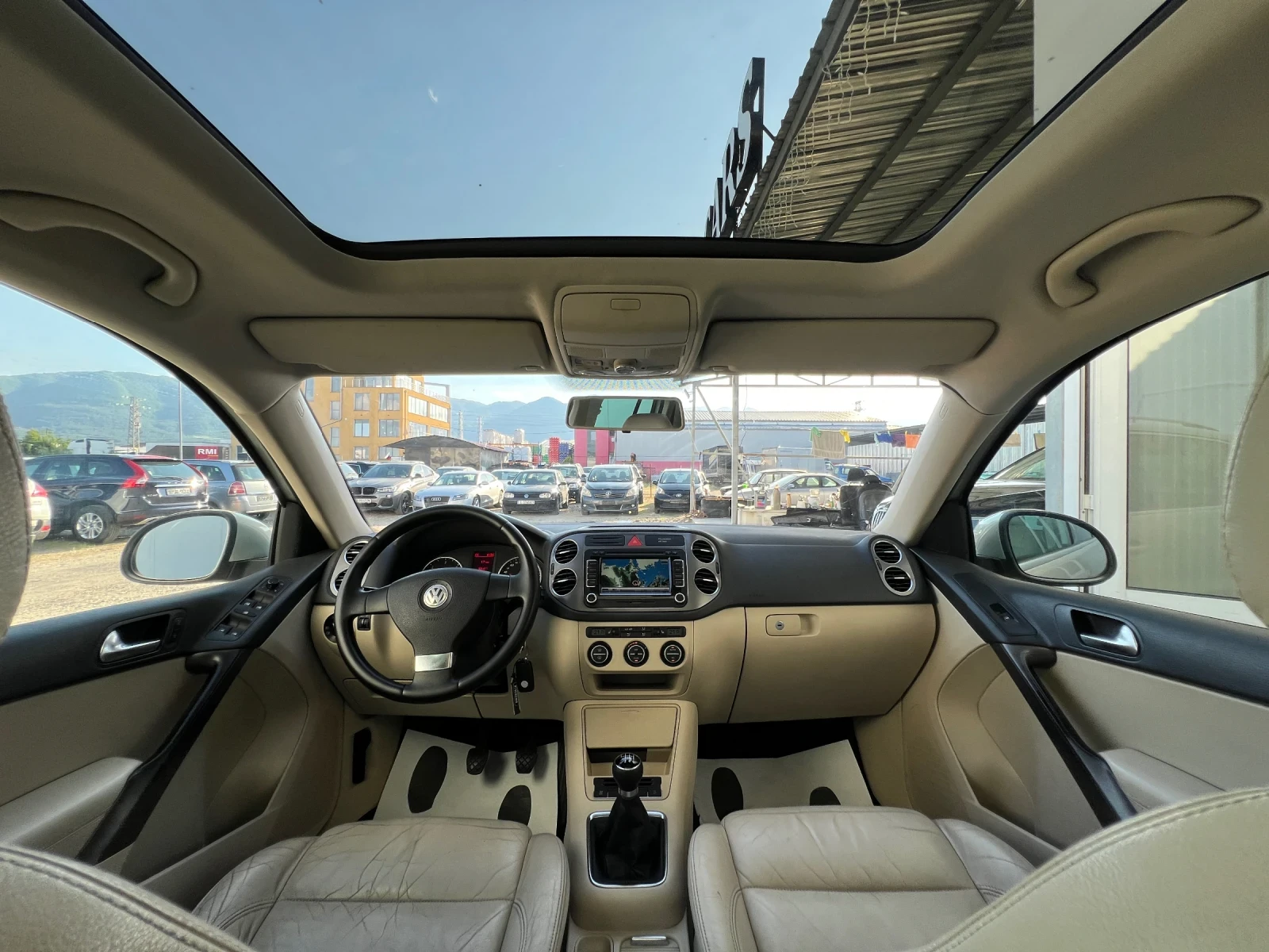 VW Tiguan 2.0TDI-140к.с./ 4х4/ Панорама/ Кожа/ Навигация, снимка 17 - Автомобили и джипове - 54803562