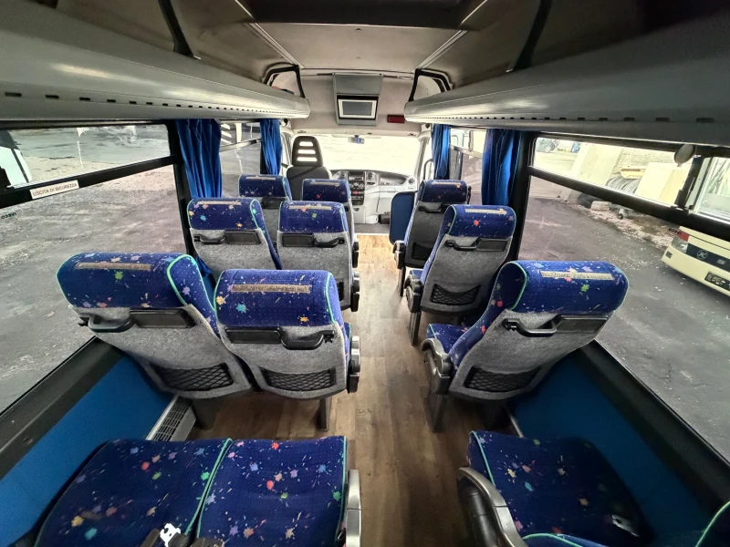 Iveco Daily Tourys 3.0 клима авт врата, снимка 8 - Бусове и автобуси - 52022786