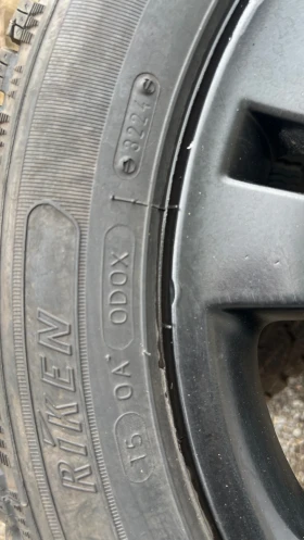 Гуми Зимни 225/50R17, снимка 2 - Гуми и джанти - 52667090