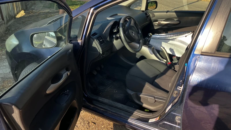Toyota Auris 1.4i, снимка 5 - Автомобили и джипове - 52594652