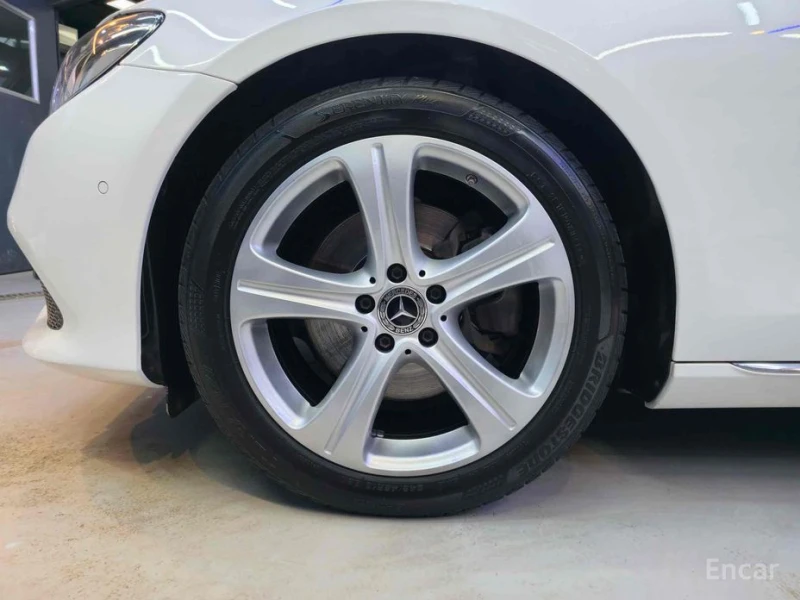 Mercedes-Benz E 220, снимка 5 - Автомобили и джипове - 52992303