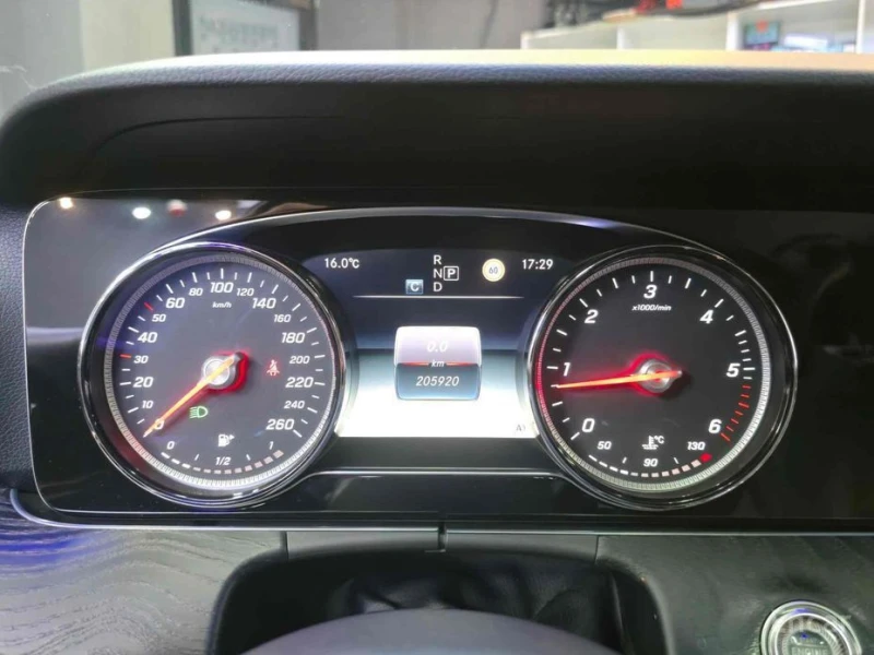 Mercedes-Benz E 220, снимка 8 - Автомобили и джипове - 52992303