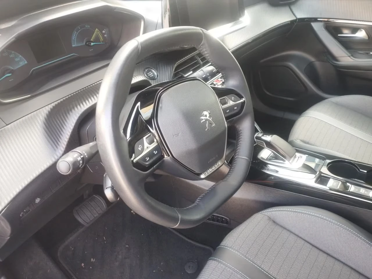 Peugeot 2008 e-ALLURE/136HP/LED/NAVI/CAM/164h, снимка 9 - Автомобили и джипове - 53906105