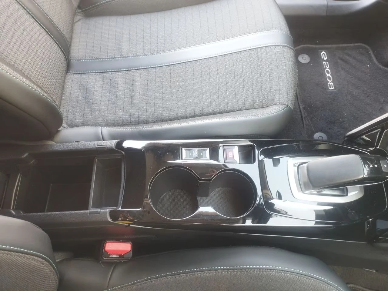 Peugeot 2008 e-ALLURE/136HP/LED/NAVI/CAM/164h, снимка 16 - Автомобили и джипове - 53906105