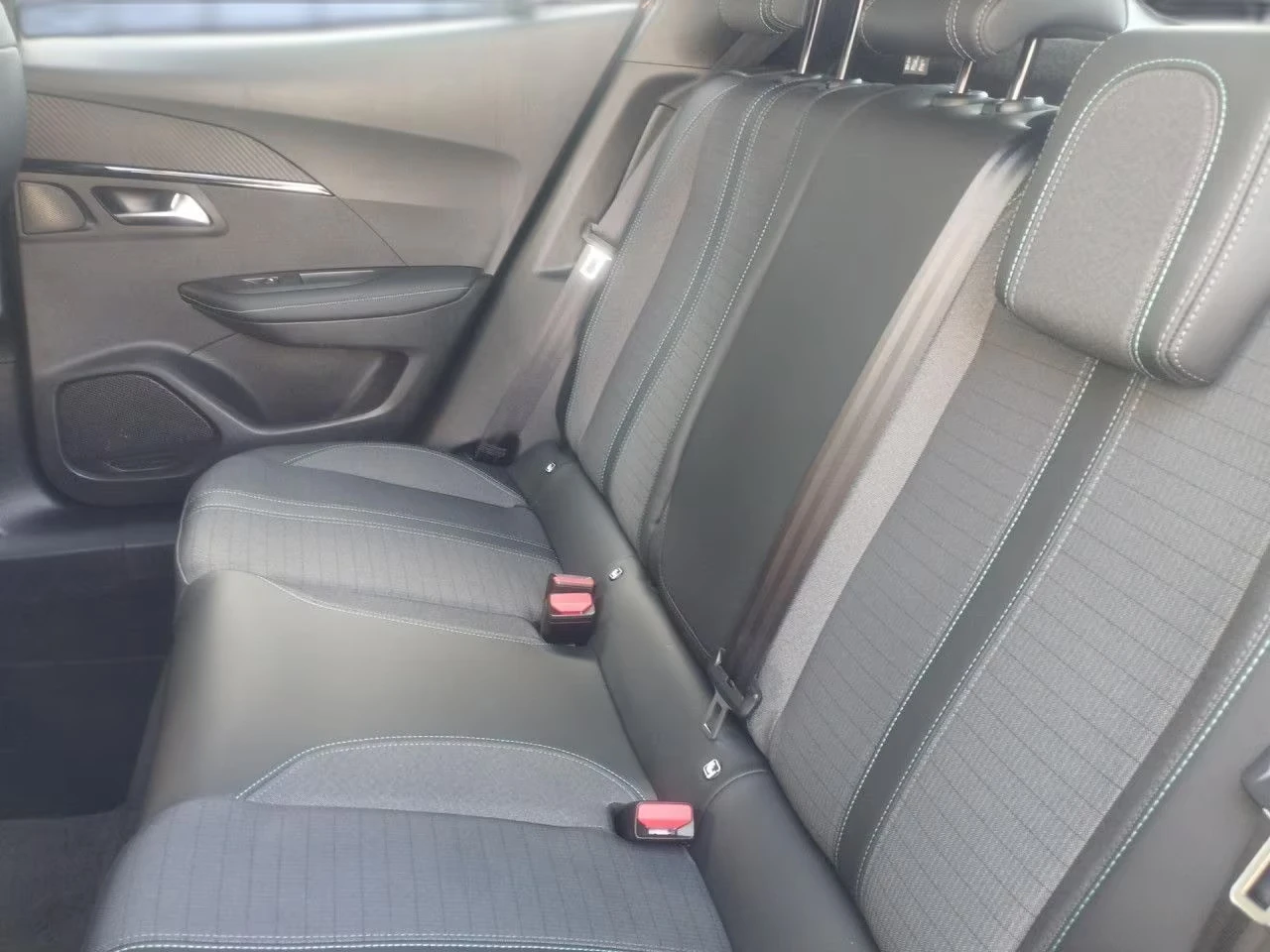 Peugeot 2008 e-ALLURE/136HP/LED/NAVI/CAM/164h, снимка 13 - Автомобили и джипове - 53906105