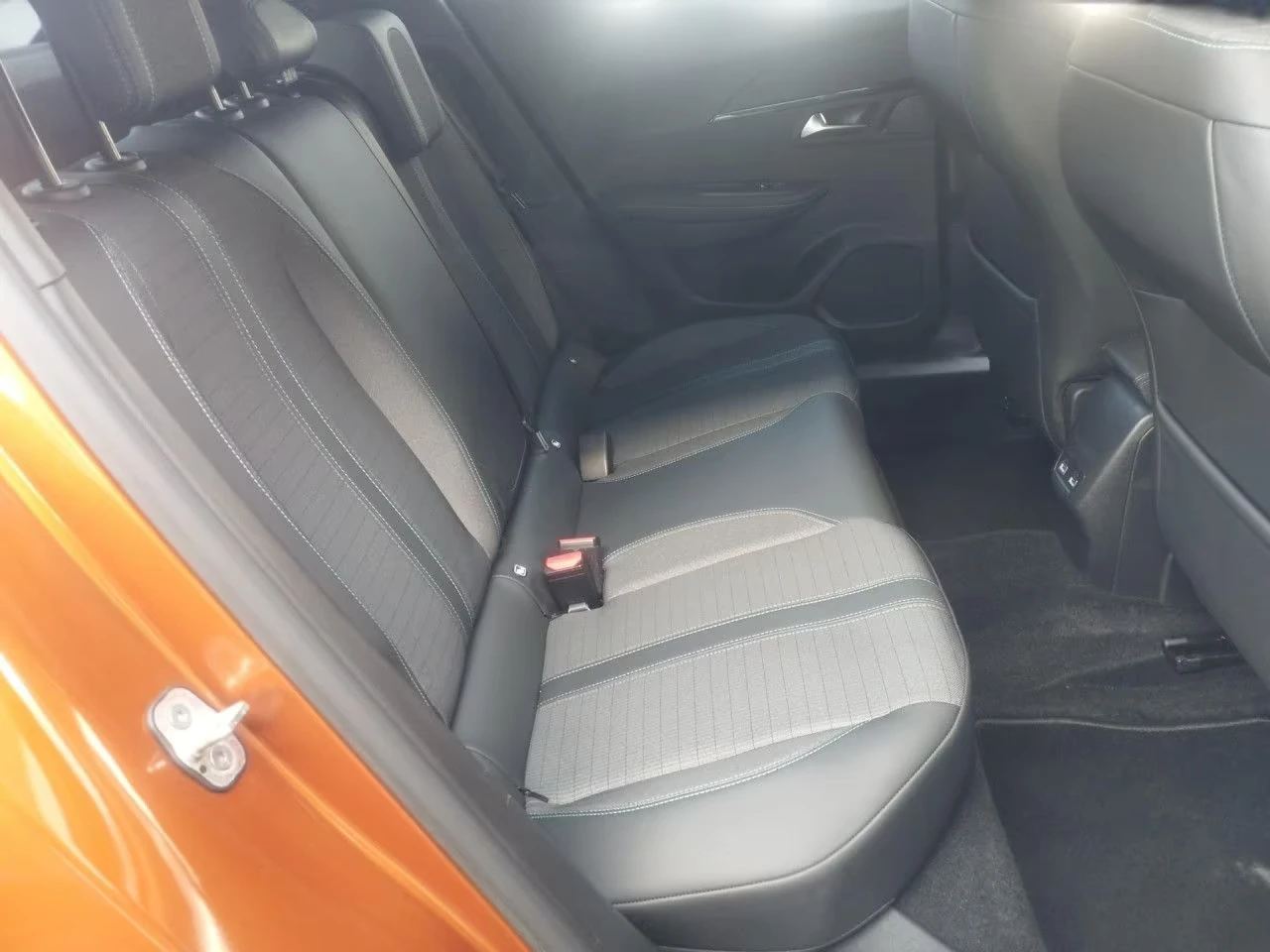 Peugeot 2008 e-ALLURE/136HP/LED/NAVI/CAM/164h, снимка 12 - Автомобили и джипове - 53906105