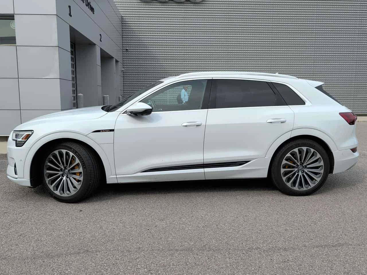 Audi E-Tron * Technik * ПРЕДСТАВИТЕЛСТВО * ДИСТРОНИК * ОБДУХ, снимка 2 - Автомобили и джипове - 54841037