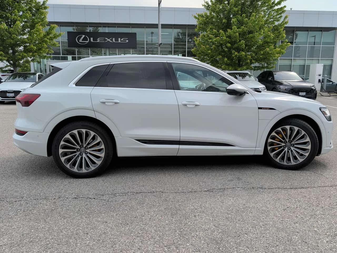Audi E-Tron * Technik * ПРЕДСТАВИТЕЛСТВО * ДИСТРОНИК * ОБДУХ, снимка 3 - Автомобили и джипове - 54841037