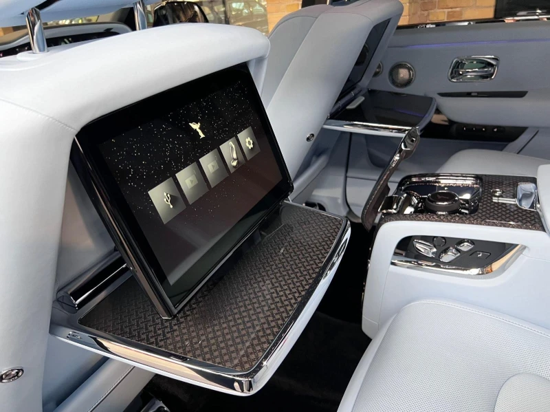 Rolls-Royce Cullinan SERIES II/BLACK BADGE/BESPOKE/SHOOTING STAR/4-SEAT, снимка 17 - Автомобили и джипове - 51606778