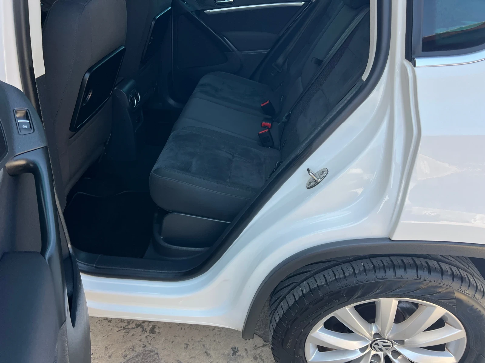 VW Tiguan 2.0TDI* 100%km* LED* PANORAMA* MULTI VOLAN* NAVI* , снимка 16 - Автомобили и джипове - 55421957