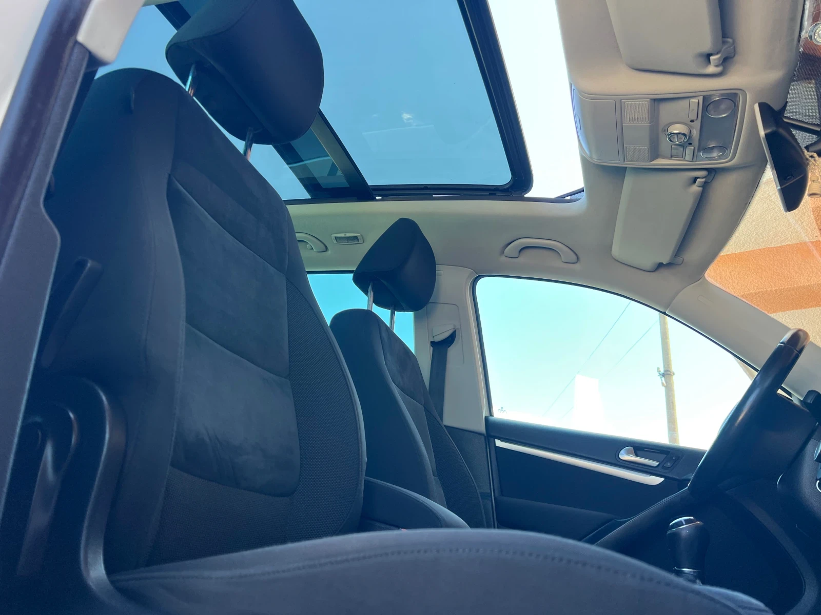 VW Tiguan 2.0TDI* 100%km* LED* PANORAMA* MULTI VOLAN* NAVI* , снимка 12 - Автомобили и джипове - 55421957