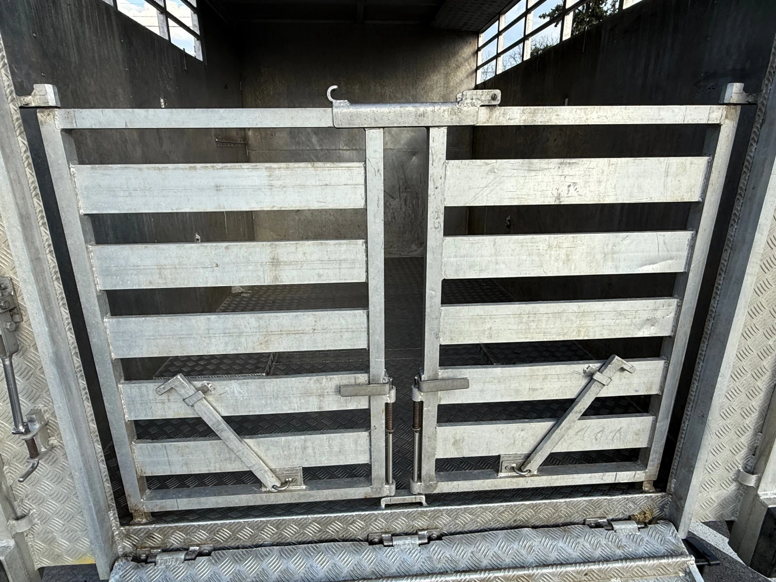 Iveco 35c13 Животновоз Уникат Facelift, снимка 9 - Бусове и автобуси - 53995866