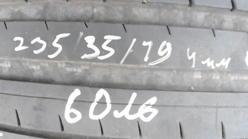 Гуми Летни 235/35R19, снимка 1 - Гуми и джанти - 22369620