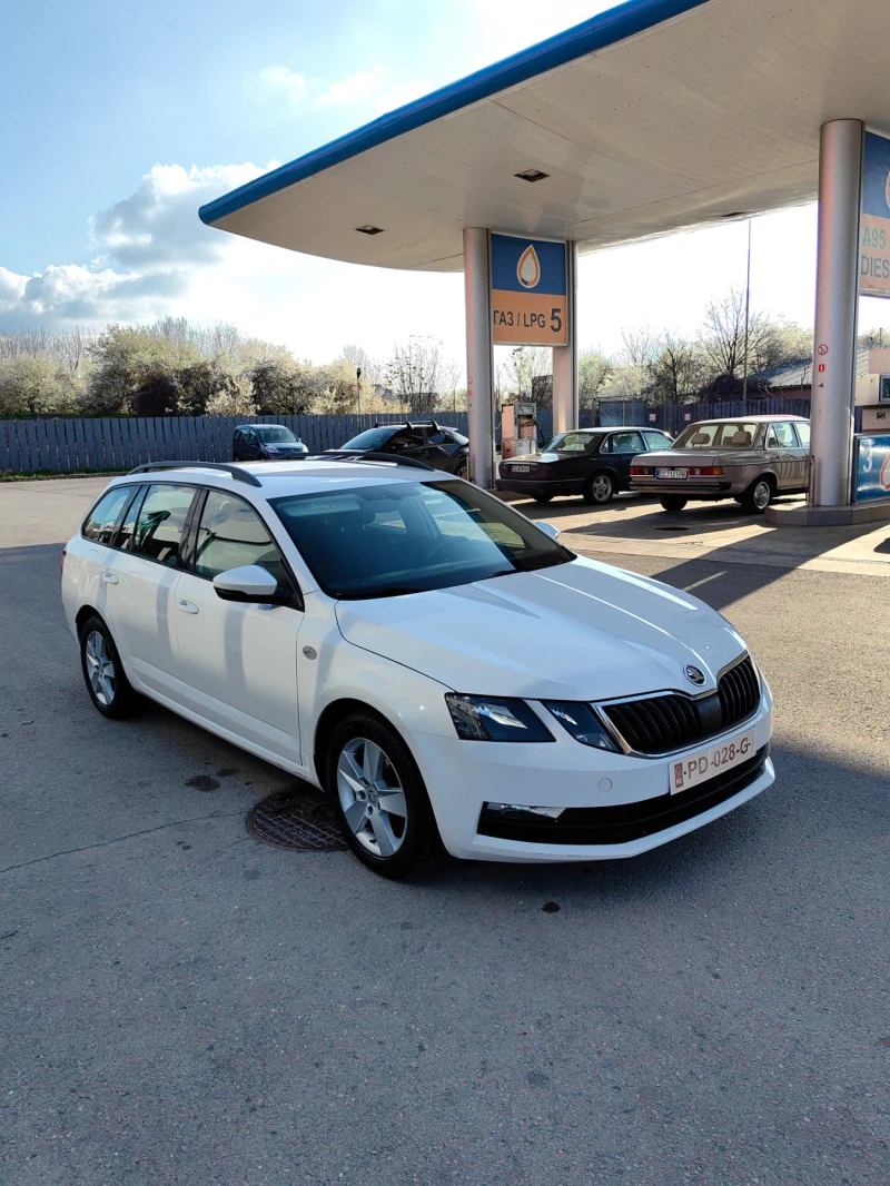 Skoda Octavia ТОП! ПЪРВИ СОБСТВЕНИК!ФАБРИЧЕН МЕТАН!ЛИЗИНГ!!! , снимка 3 - Автомобили и джипове - 47329208