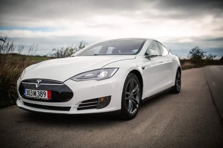 Tesla Model S P85 Free Supercharging