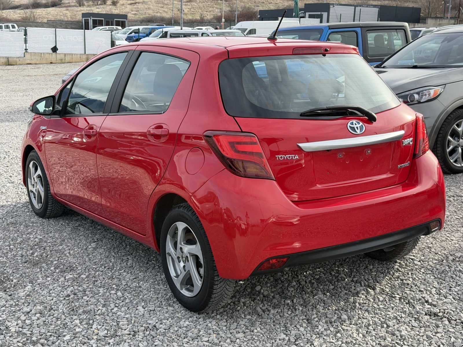 Toyota Yaris 1.5Hybrid Реални КМ / 1 СОБСТВЕНИК / БЕЗ РЪЖДА, снимка 4 - Автомобили и джипове - 55219875