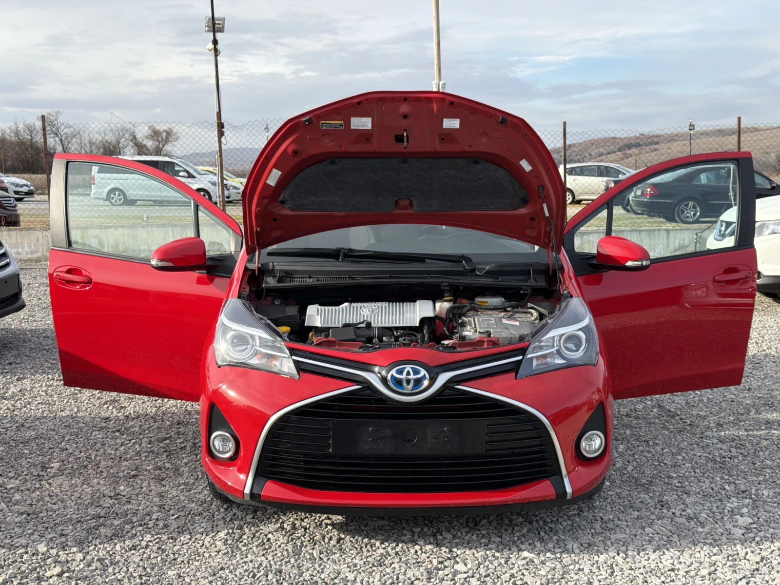 Toyota Yaris 1.5Hybrid Реални КМ / 1 СОБСТВЕНИК / БЕЗ РЪЖДА, снимка 11 - Автомобили и джипове - 55219875