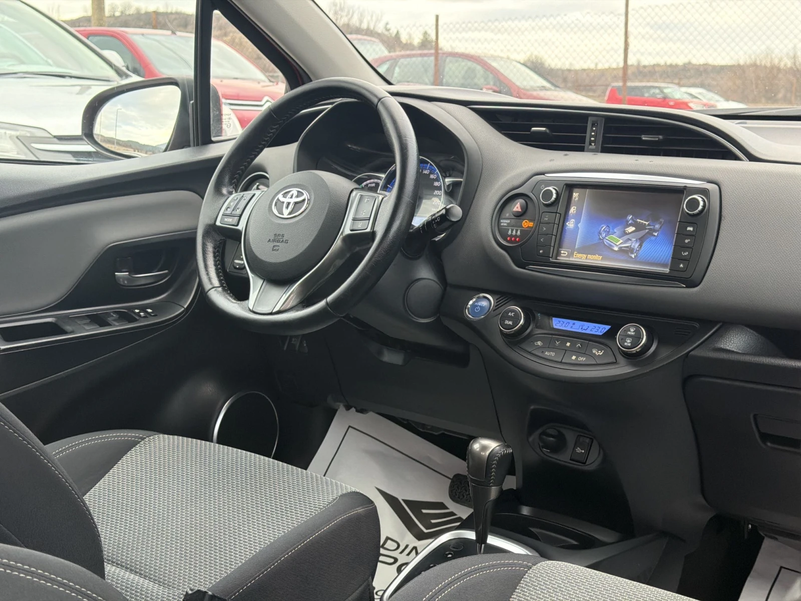 Toyota Yaris 1.5Hybrid Реални КМ / 1 СОБСТВЕНИК / БЕЗ РЪЖДА, снимка 14 - Автомобили и джипове - 55219875