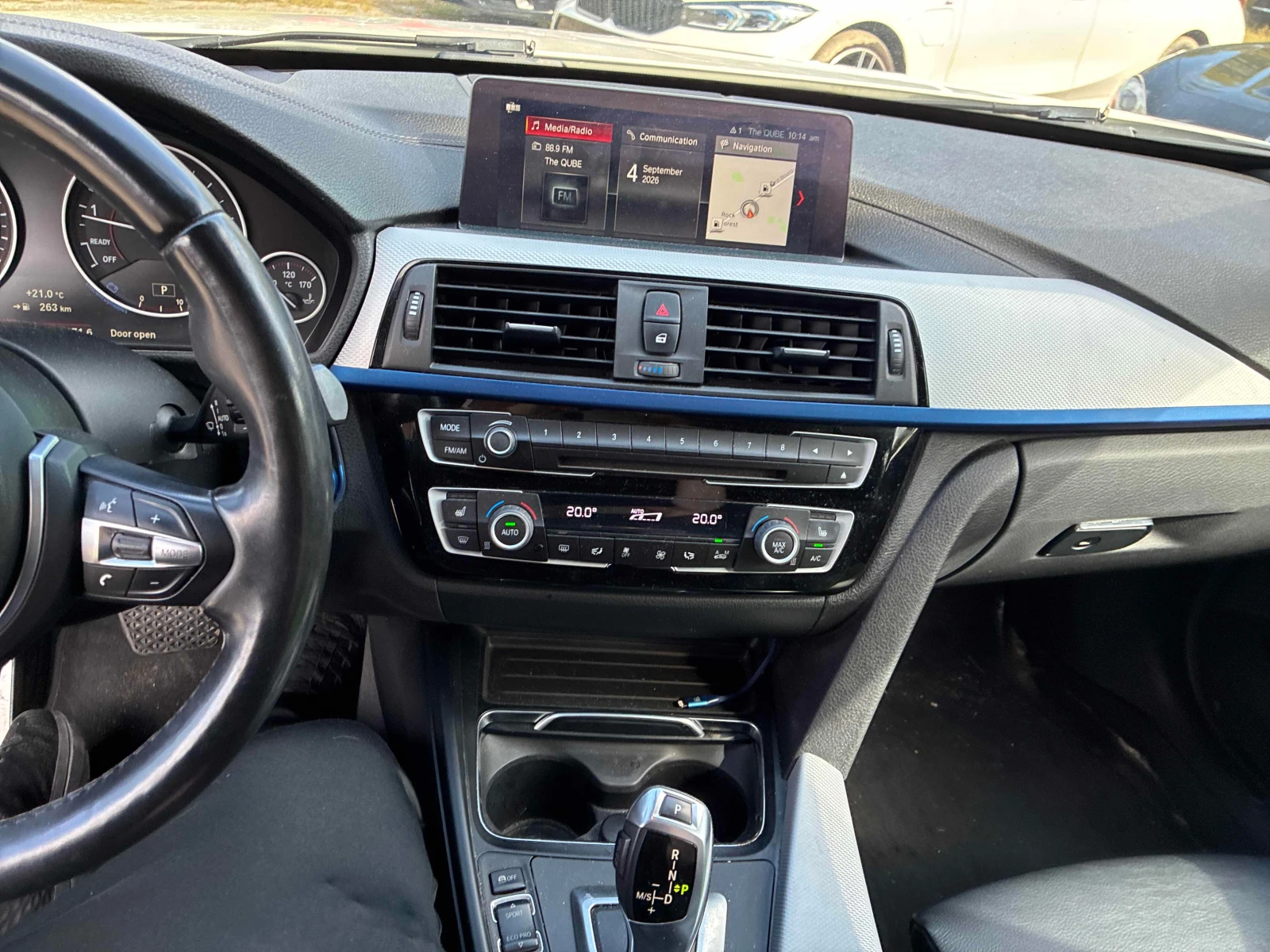 BMW 330 xDrive | CARFAX ГЛАВНО ПРЕДСТАВИТЕЛСТВО НА BMW, снимка 9 - Автомобили и джипове - 55958389