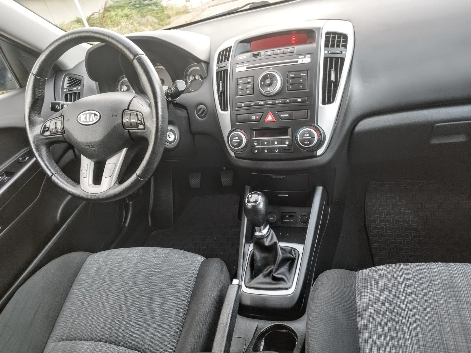 Kia Ceed бензин, климатроник, РЕАЛЕН ПРОБЕГ ., снимка 15 - Автомобили и джипове - 56546384