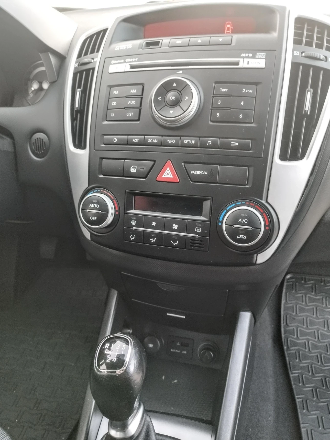 Kia Ceed бензин, климатроник, РЕАЛЕН ПРОБЕГ ., снимка 14 - Автомобили и джипове - 56546384