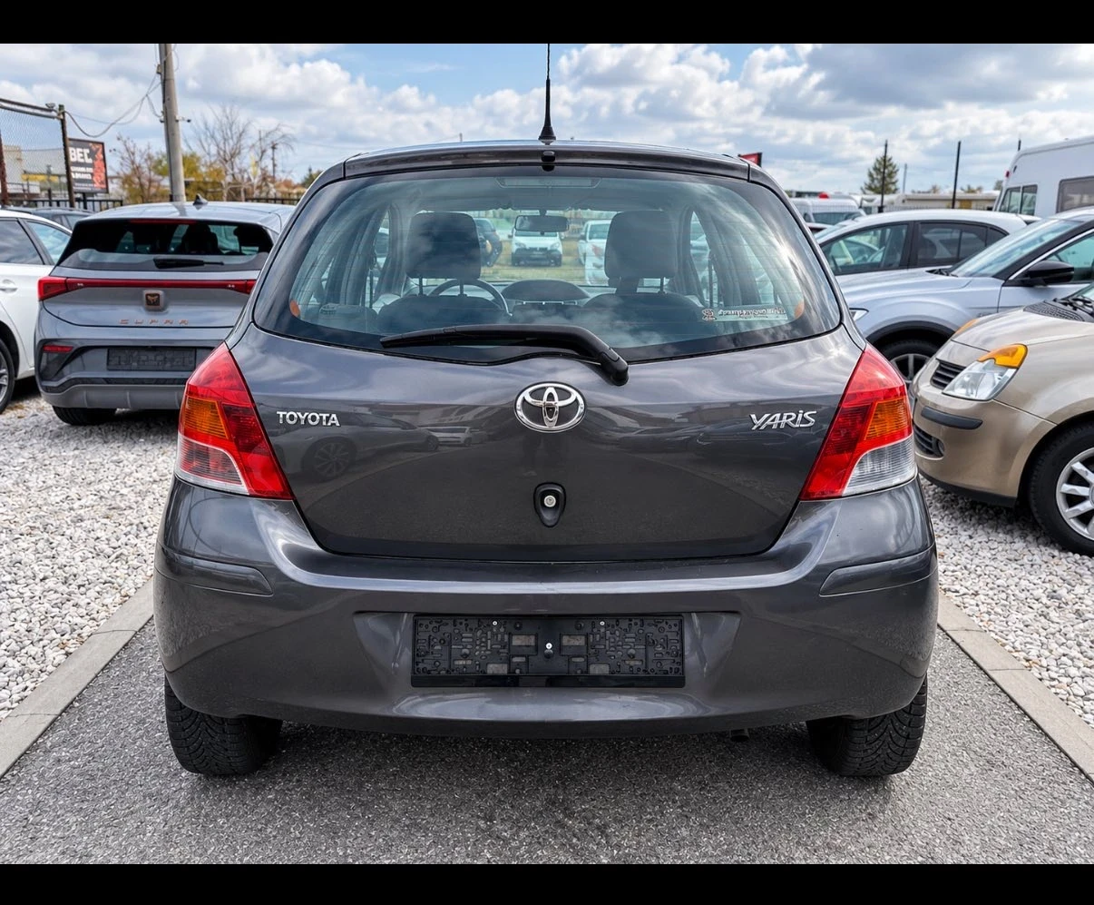 Toyota Yaris 1.0i 58278km, снимка 5 - Автомобили и джипове - 56678527