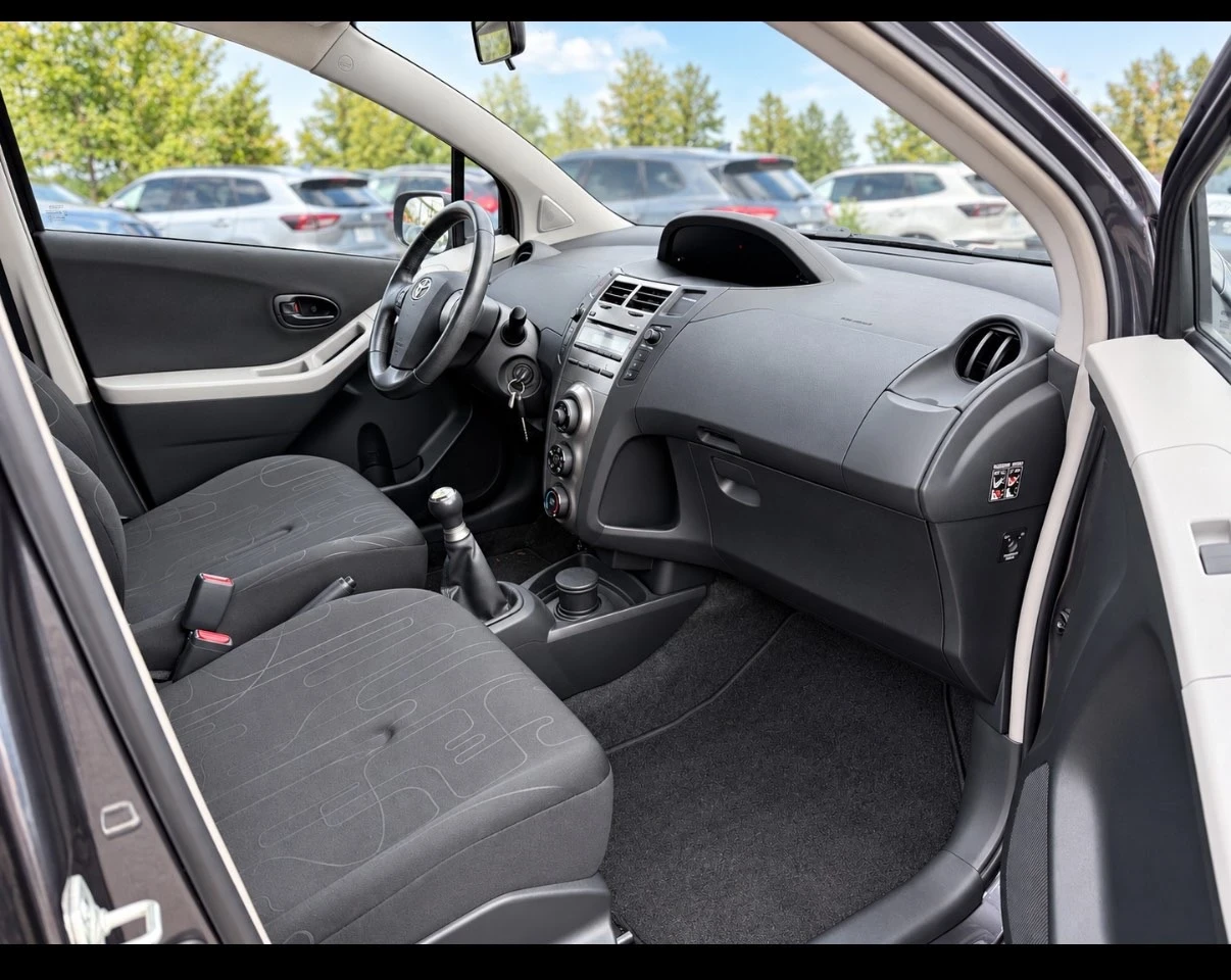 Toyota Yaris 1.0i 58278km, снимка 11 - Автомобили и джипове - 56678527