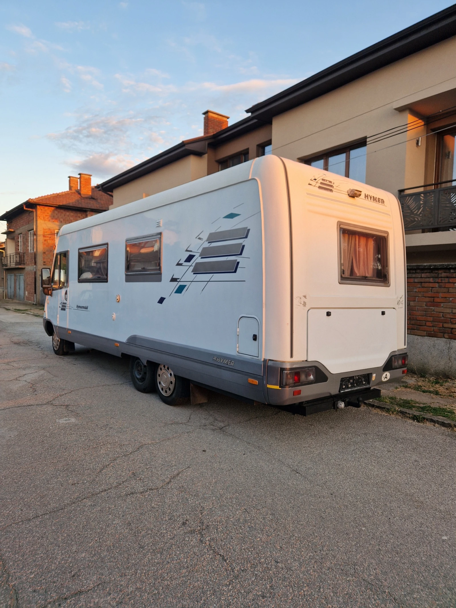 Кемпер HYMER / ERIBA, снимка 4 - Каравани и кемпери - 54975685