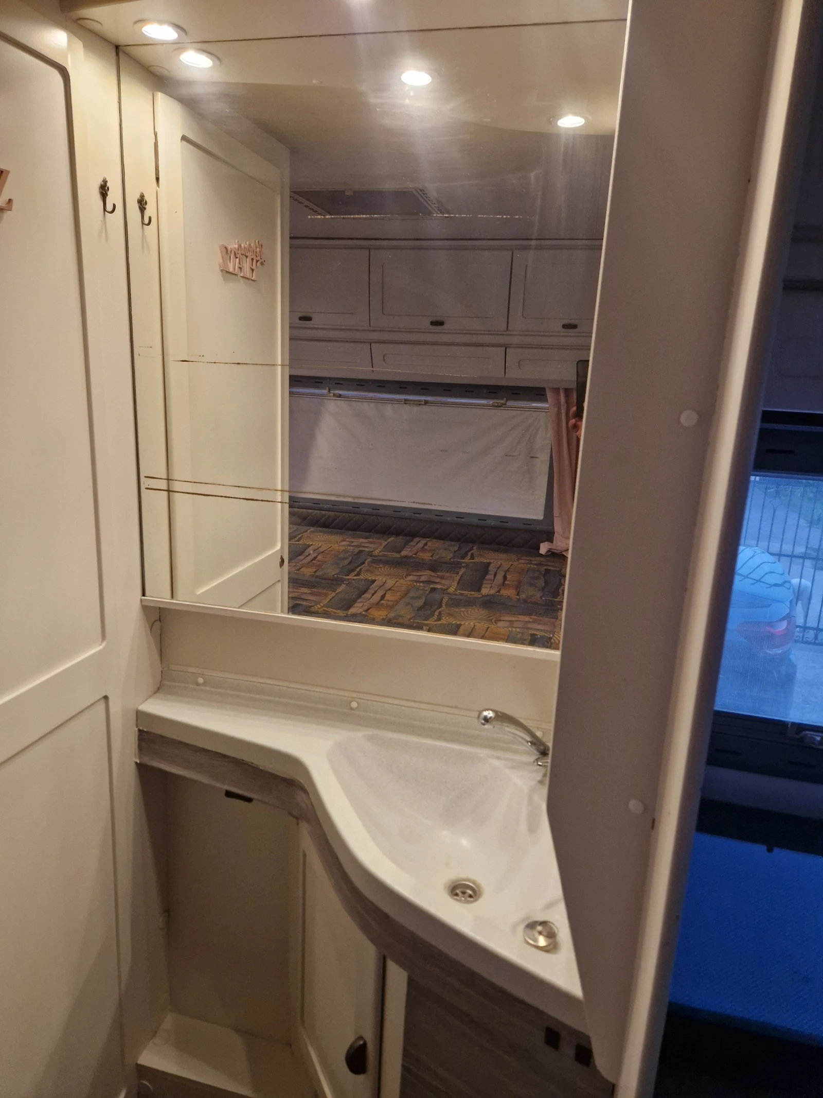 Кемпер HYMER / ERIBA, снимка 14 - Каравани и кемпери - 54975685
