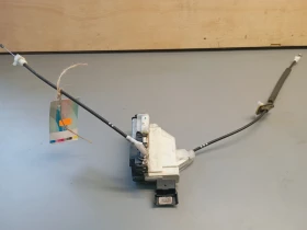 Предна дясна брава Пежо 5008,3008 1.6 турбо