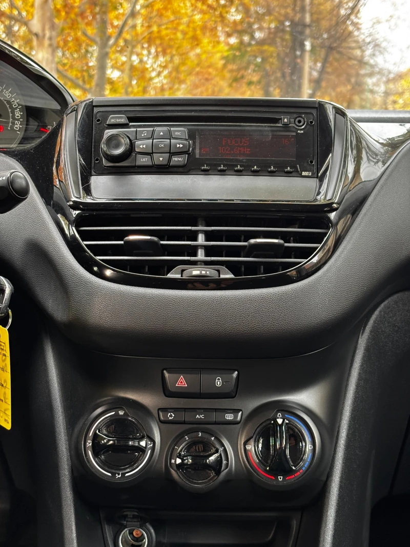 Peugeot 208 1.0i, снимка 10 - Автомобили и джипове - 52381569