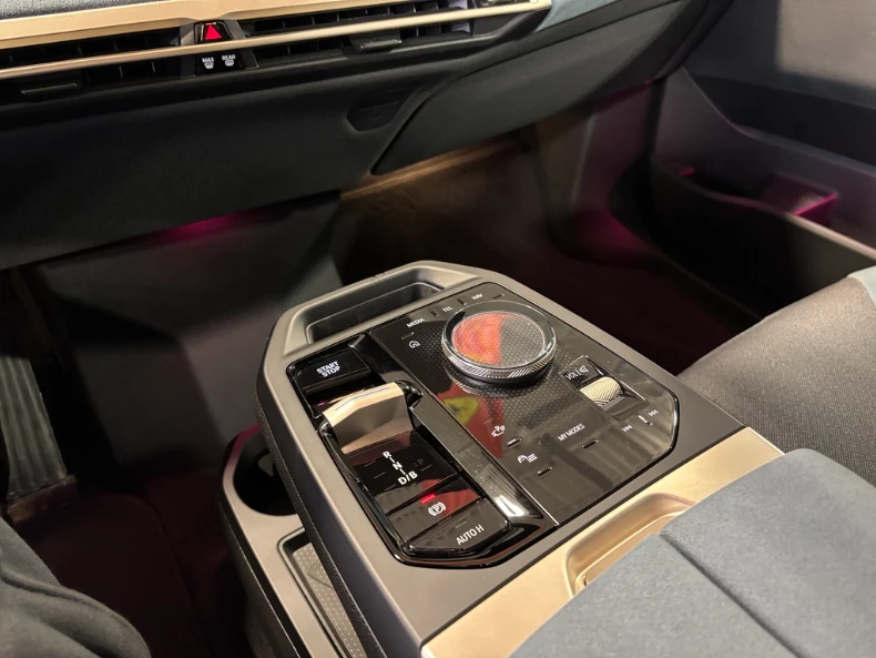 BMW iX iX xDrive40| AWD| BLUESUEDEINTERIOR| FRONTPPF| MAS, снимка 8 - Автомобили и джипове - 53198872