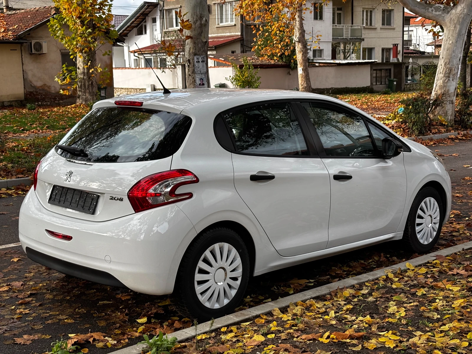 Peugeot 208 1.0i - изображение 4