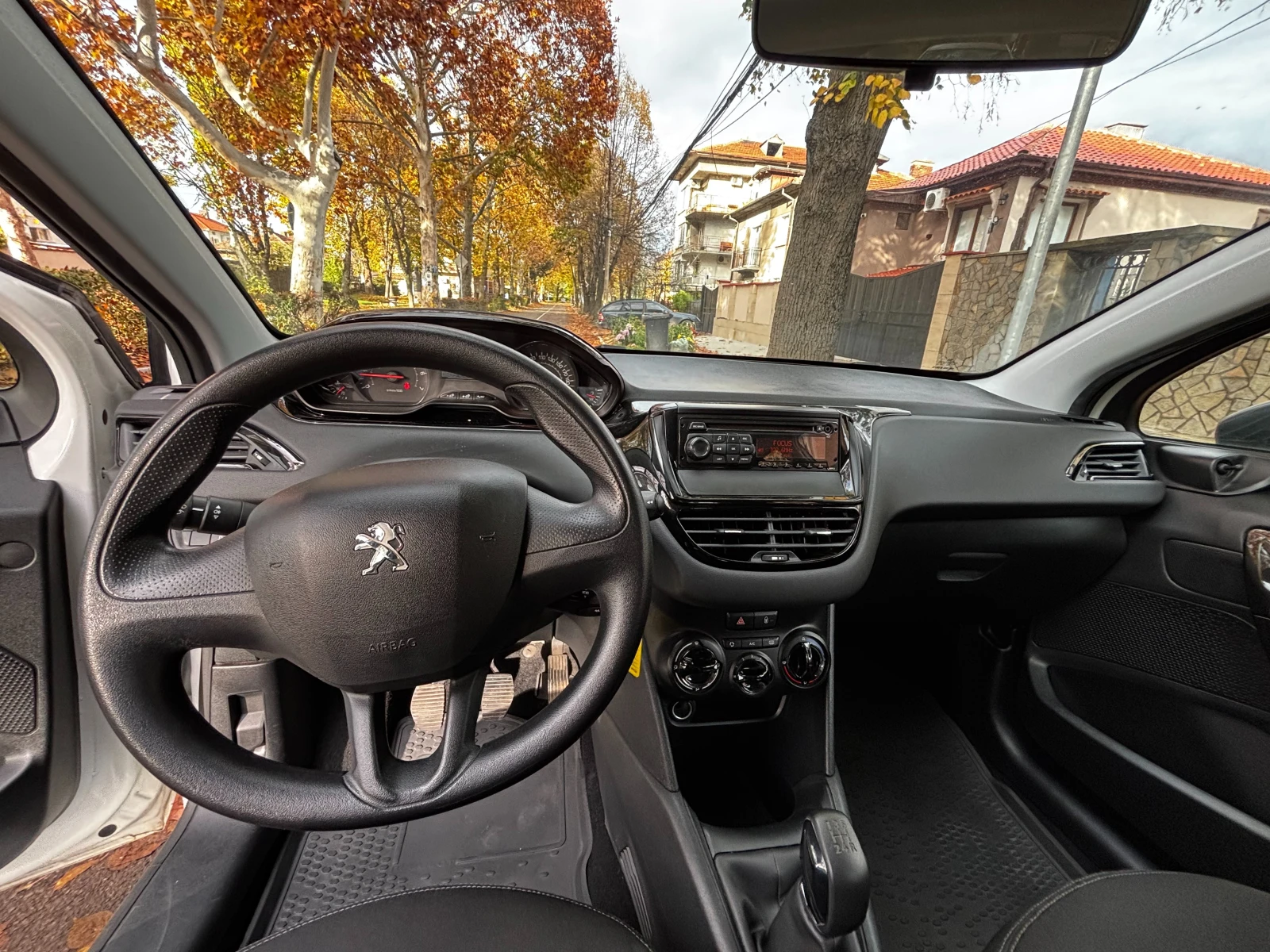 Peugeot 208 1.0i - изображение 8