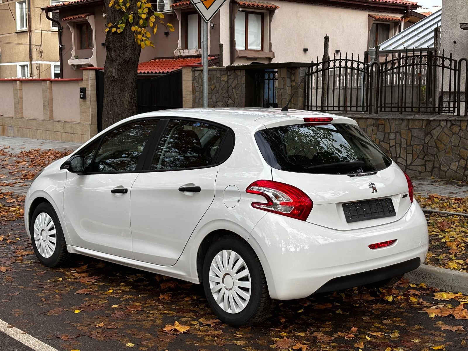 Peugeot 208 1.0i - изображение 2